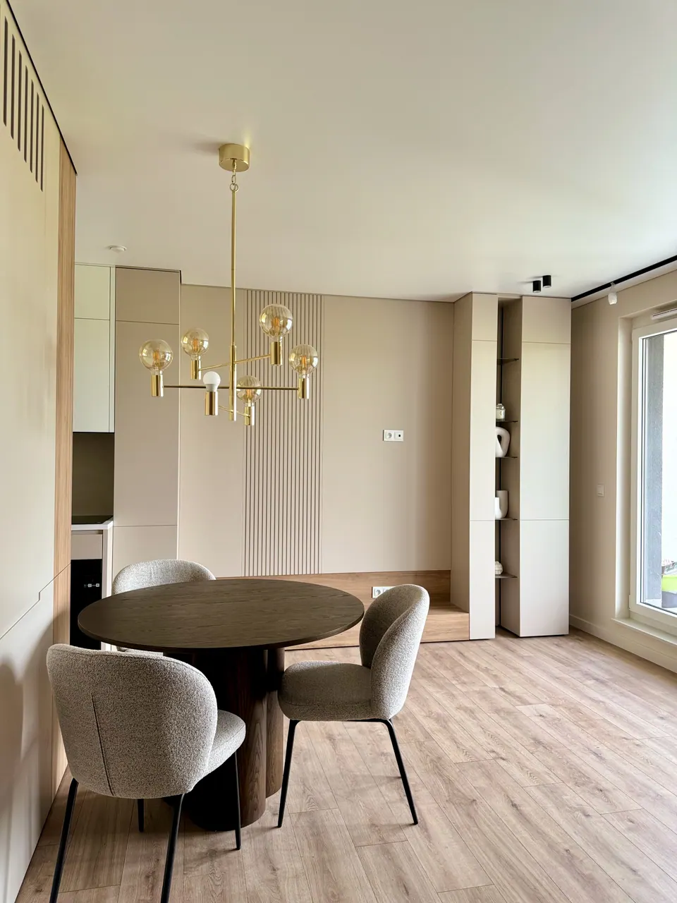 Obývačka s kuchyňou — byt vo Varšave, 43 m²