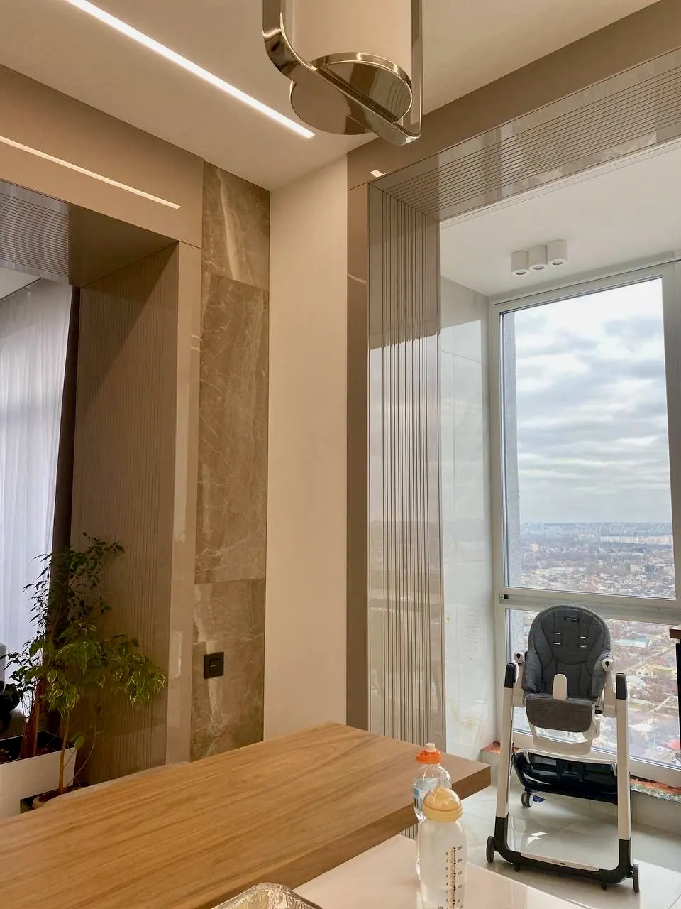 Schlafzimmer-Interieur mit Möbeln nach Maß, Barcelona, Spanien