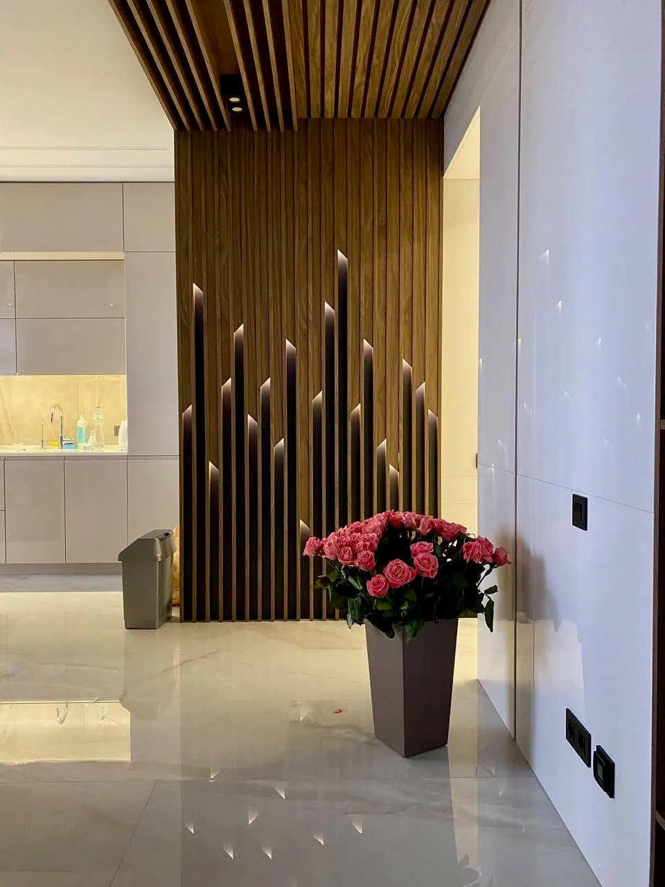 Modernes Wohnzimmer mit individueller Einrichtung, Barcelona, Spanien