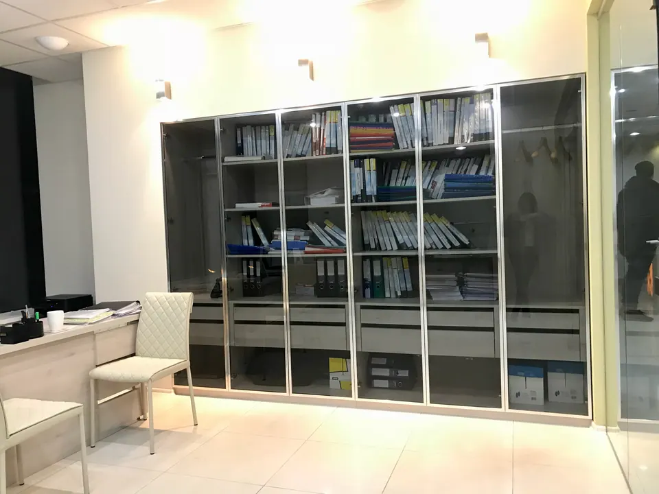 Dizajn interiéru s nábytkom na mieru pre praktickejšie využitie