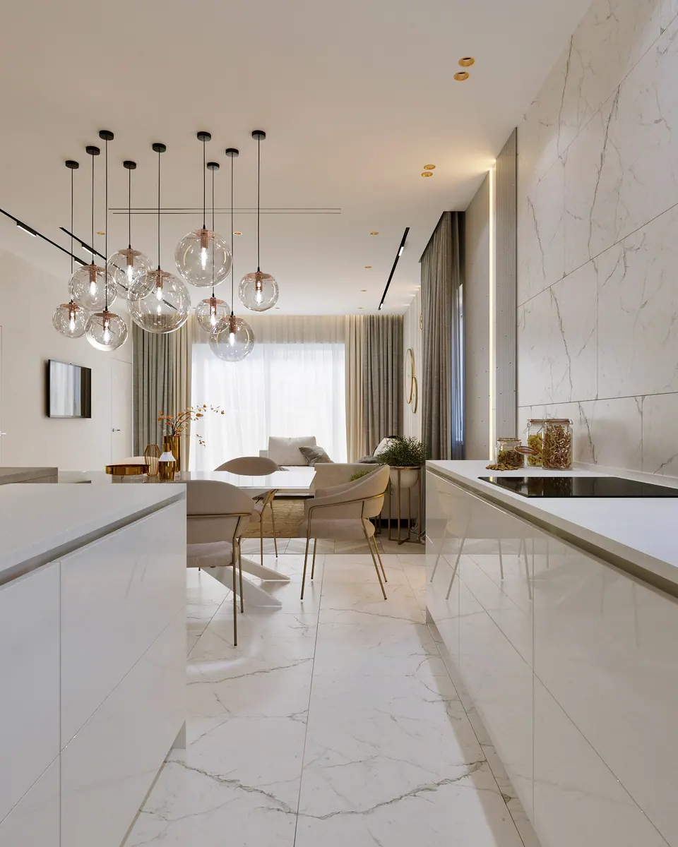 Küche mit Fliesen in weißer Marmoroptik — Privathaus in München, 160 m²