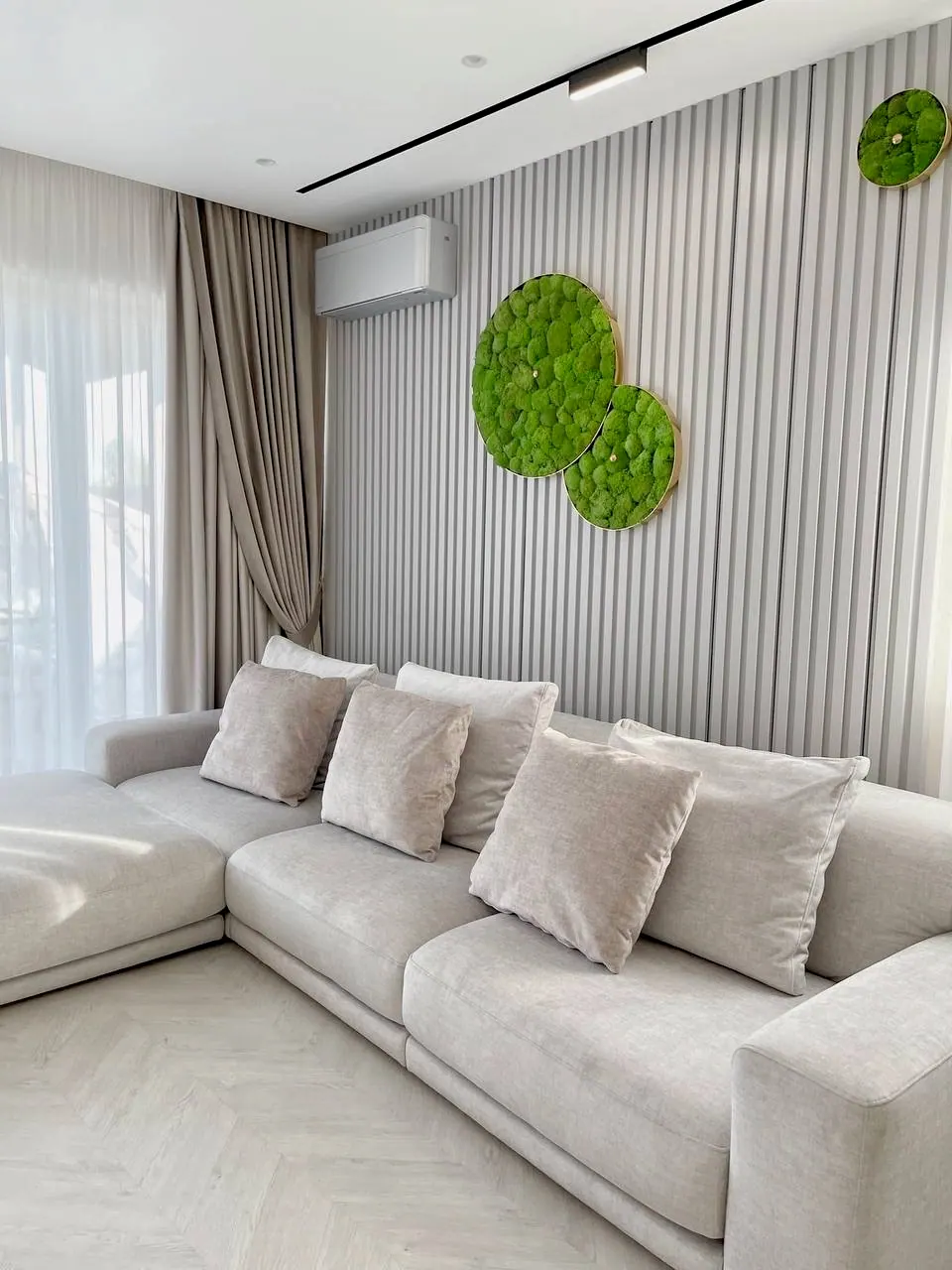 Wohnzimmer im fertigen Haus, runde Moosbilder — Privathaus in München, 160 m²