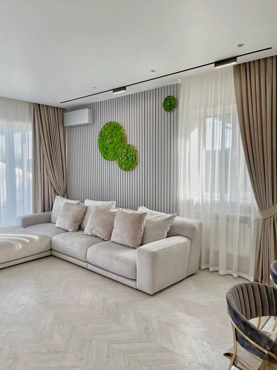 Sofa vor der Lamellenwand im fertigen Haus — Privathaus in München, 160 m²