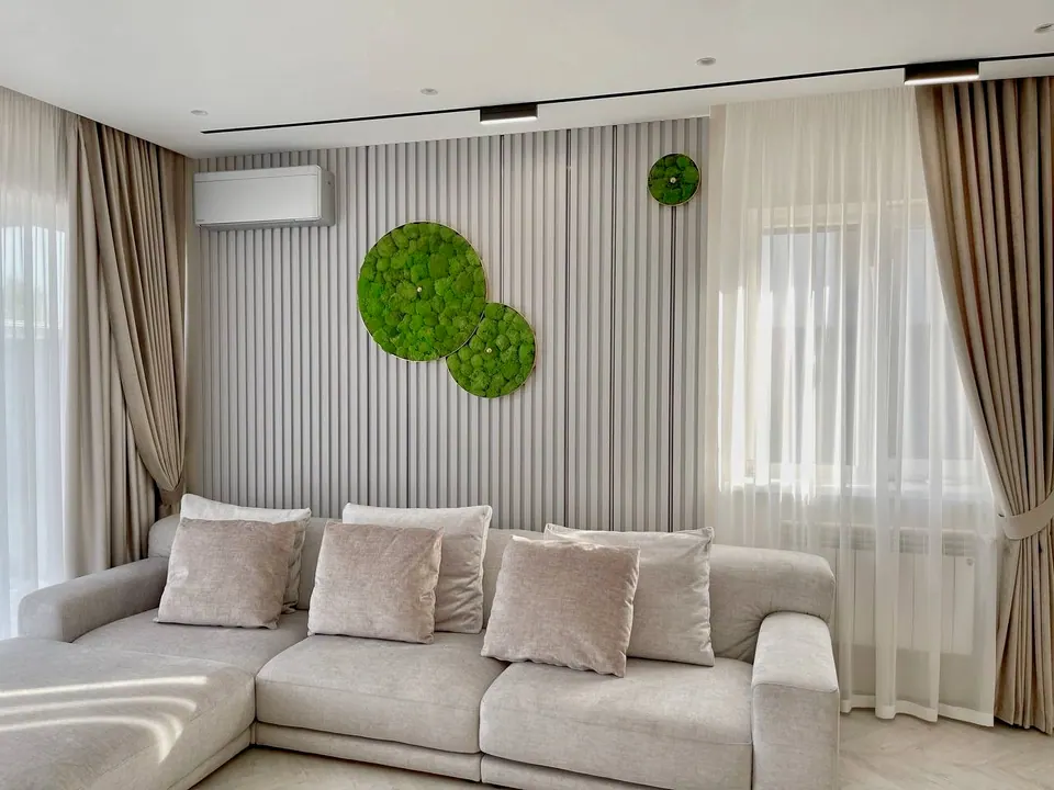 Wohnzimmer im fertigen Haus, graue Lamellen und Moos — Privathaus in München, 160 m²