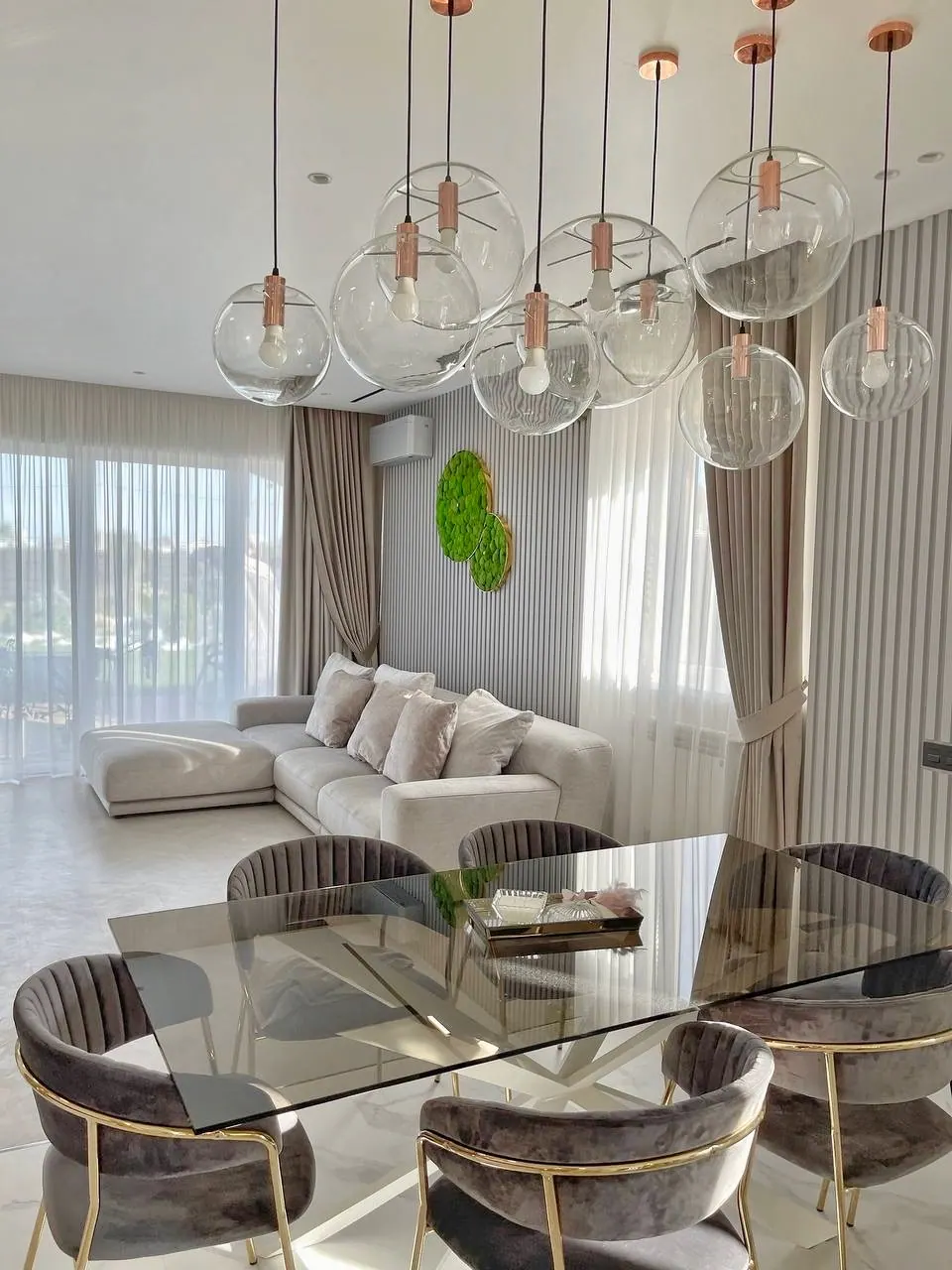 Esstisch mit Glasplatte im fertigen Haus — Privathaus in München, 160 m²