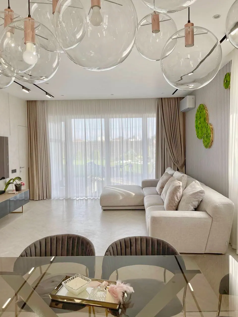 Glaskugeln über dem Esstisch im fertigen Haus — Privathaus in München, 160 m²