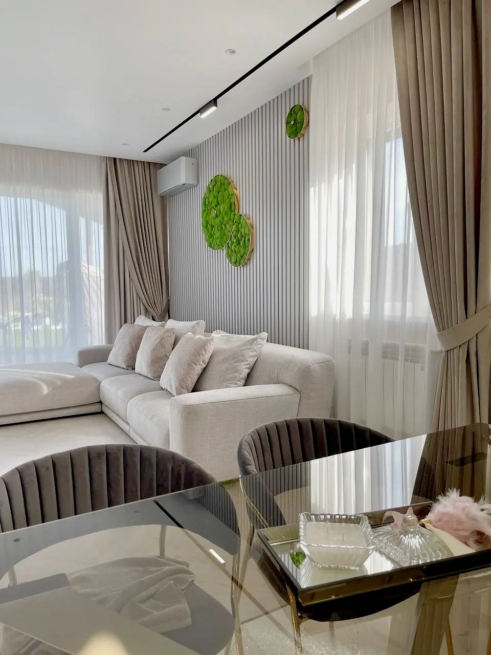 Blick vom Esstisch zum Sofa im fertigen Haus — Privathaus in München, 160 m²